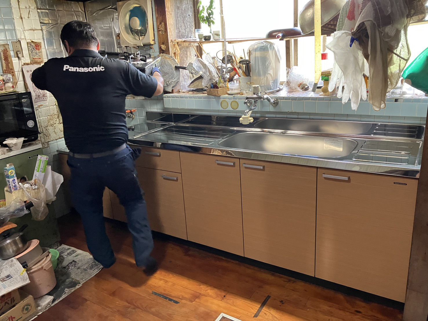 シンクの点検をするスタッフ