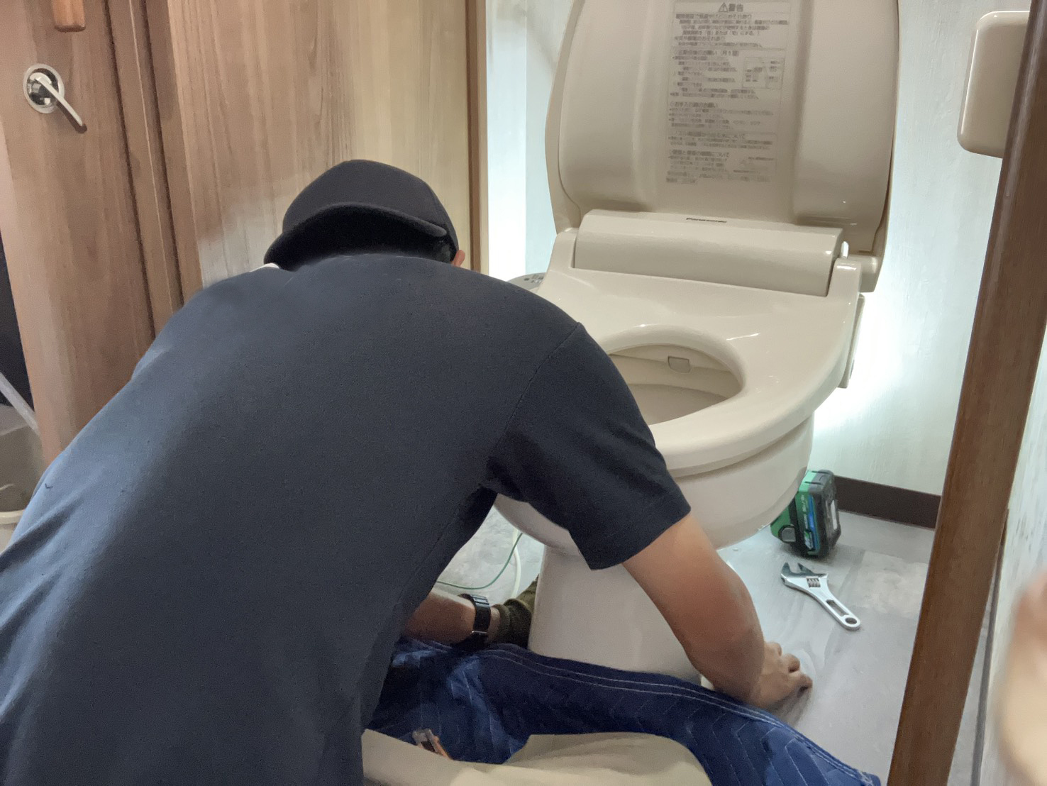 お風呂の浴槽の点検中