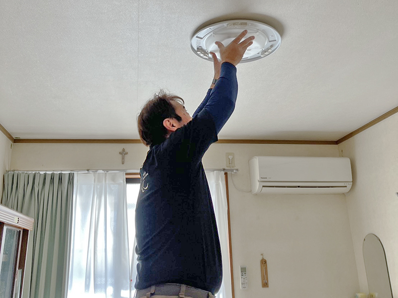 電球を取り換える作業